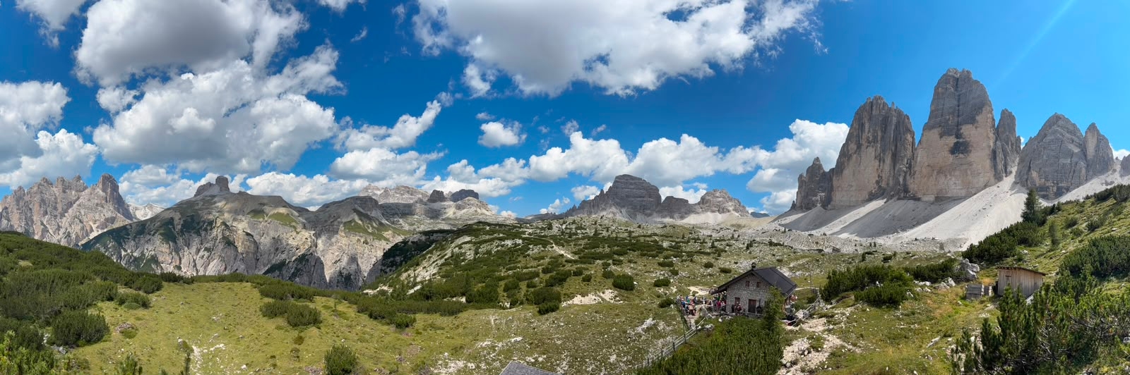 Langalm in der Berglandschaft der Drei Zinnen