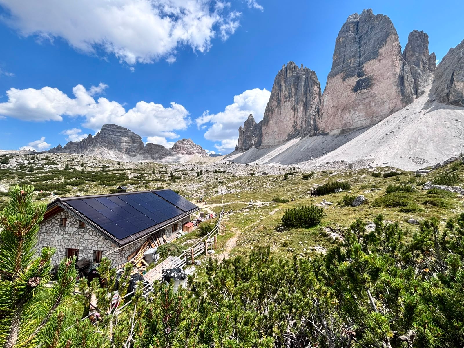 Photovoltaikmodule auf dem Dach der Langalm vor den Drei Zinnen